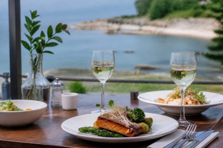 Blue waters restaurants: the best places to eat, dine and relax nearby